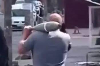 У Вінниці зафільмували чоловіка, який ніс підозрілий предмет: що це було (ВІДЕО)
