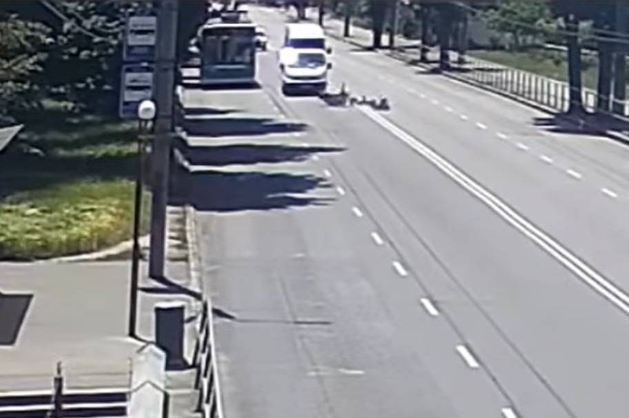 У Вінниці мотоцикліст не впорався з керуванням та спричинив ДТП (відео)