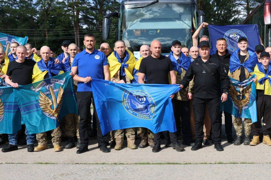 З неволі — на рідну землю: двоє захисників із Вінниччини повернулися додому (фото)