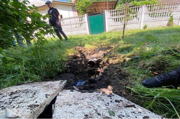 У Вінниці знову злили нечистоти у струмок: трубу сховали під землею