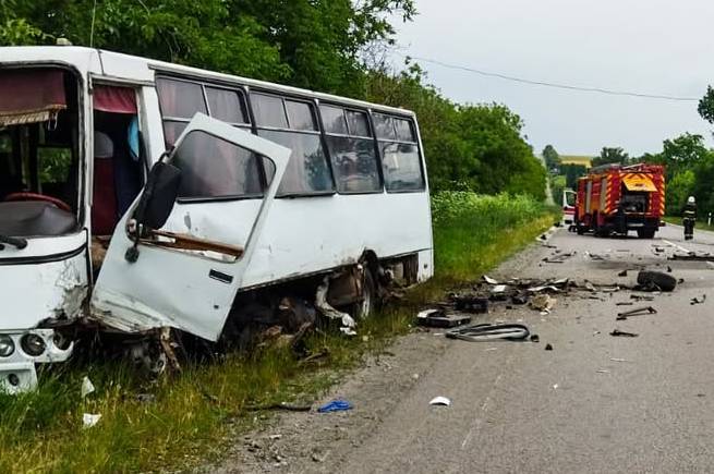 На Вінниччині зіткнулись автобус і легковик — є постраждалий