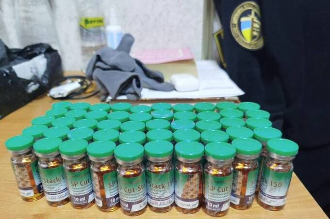 Вінницькі митники зупинили ввезення понад 120 флаконів незадекларованих стероїдів (фото)