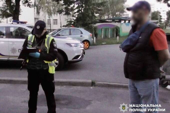 У Києві п’яний чоловік відкрив вогонь по підлітках просто на вулиці: що відомо
