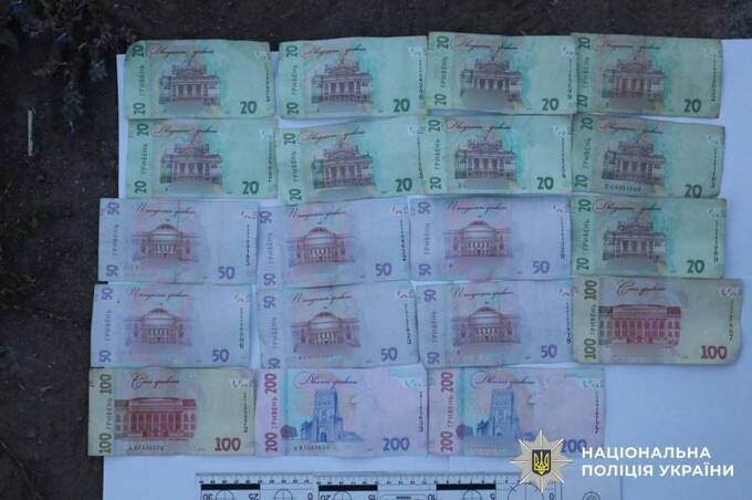 Застілля закінчилось грабежем: на Вінниччині чоловік побив жінку та пограбував її