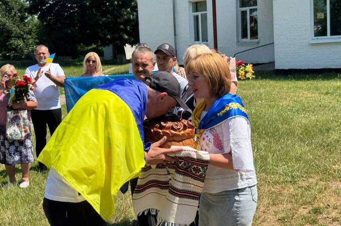 В Медвежому Вушку зустріли захисника після понад двох років полону (фото)