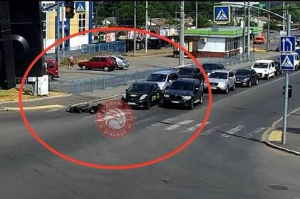 У Вінниці на перехресті Батозької та Янгеля зіткнулися Nissan і скутер (ВІДЕО)
