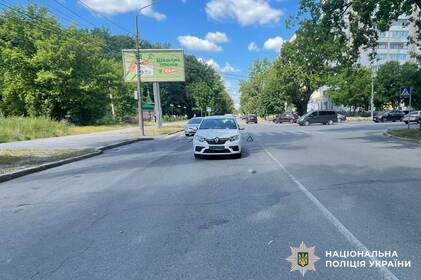 Правоохоронці затримали водія, який збив дівчину на вулиці Андрія Первозванного: що відомо