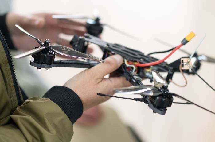 Школярів навчать керувати FPV-дронами: МОН затвердило оновлений "Захист України"