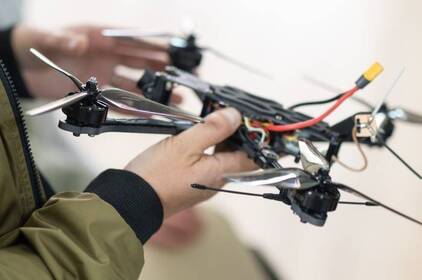 Школярів навчать керувати FPV-дронами: МОН затвердило оновлений "Захист України"