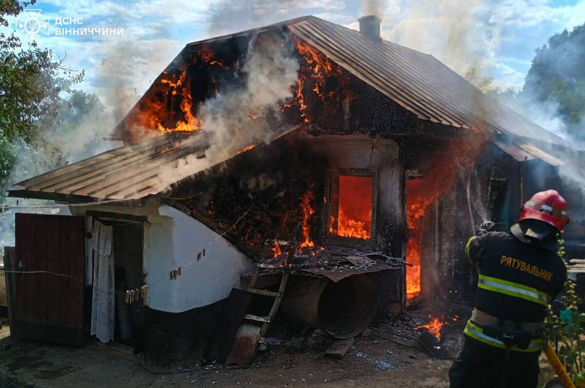 На Вінниччині рятувальники ліквідували 17 пожеж за добу: згоріли будинки, стерня та господарські споруди
