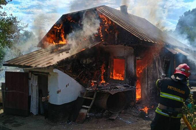 На Вінниччині рятувальники ліквідували 17 пожеж за добу: згоріли будинки, стерня та господарські споруди