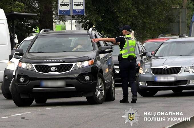 Ліквідація наслідків обстрілу триває: поліцейські здійснюють регулювання дорожнього руху 