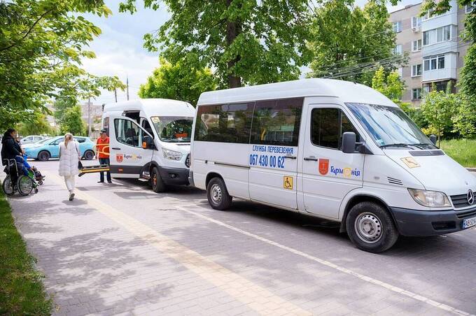 Доступна Вінниця: як працює служба перевезення людей на кріслах колісних
