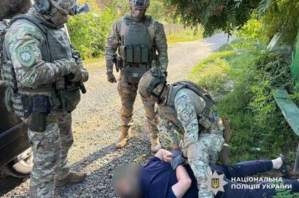 На Вінниччині затримали наркозбувача: у фігуранта вилучили гроші, пігулки та авто (фото-відео)