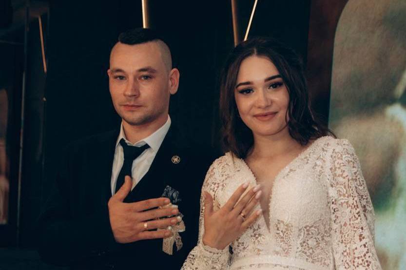 Молодята з Вінниці зібрали кошти для військових замість подарунків