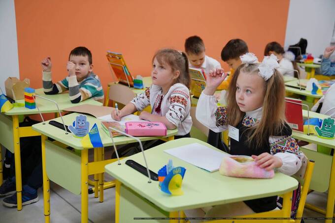 Шахраї атакують батьків першокласників під виглядом "Пакунка школяра": що відомо