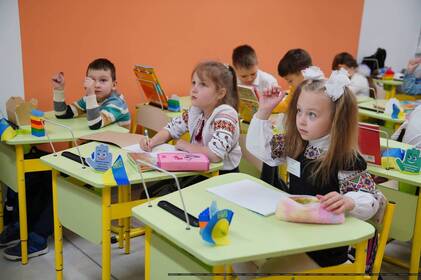 Шахраї атакують батьків першокласників під виглядом "Пакунка школяра": що відомо