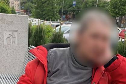 Поліція розшукала жінку, яка вночі забрала квіти зі Скверу Пам’яті 