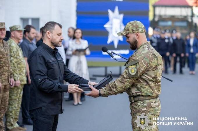Вінницького поліцейського Віталія Сироту нагородили відзнакою «Вогнепальна зброя» 

