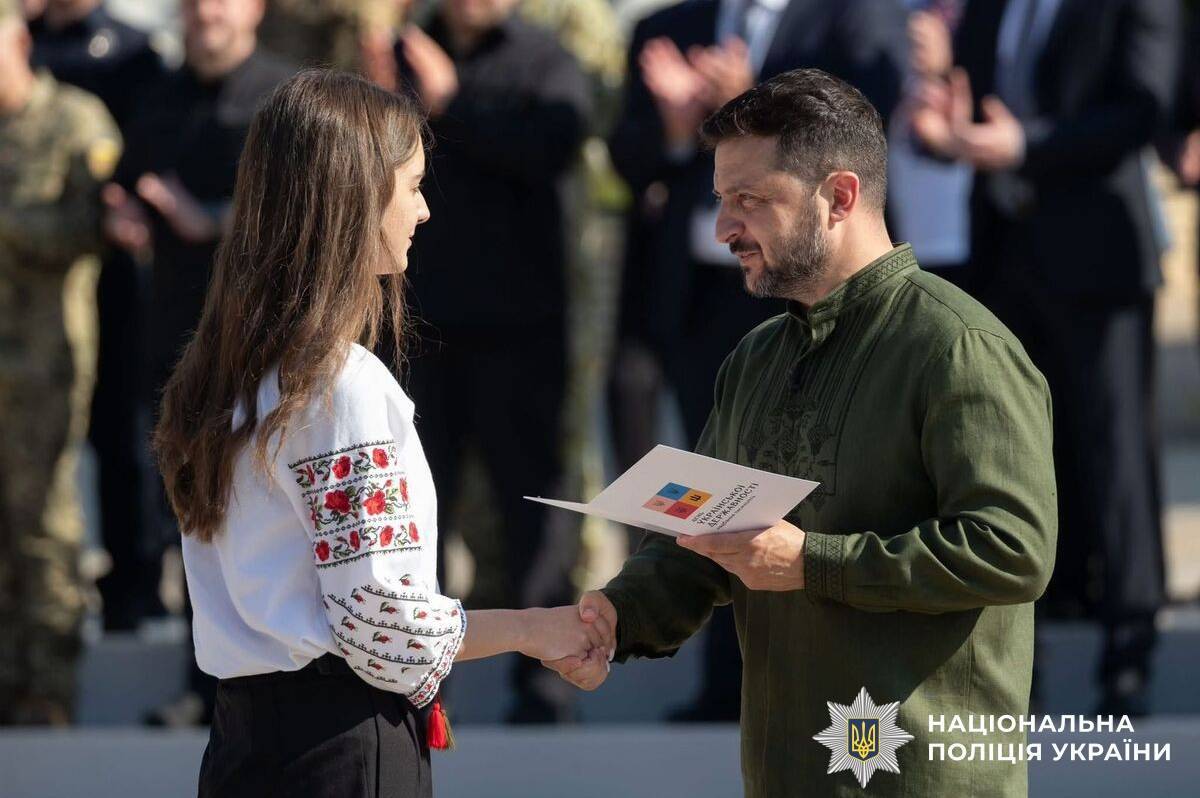 Президент вручив паспорт доньці вінницької поліцейської — волонтерці Анні Михайловській

