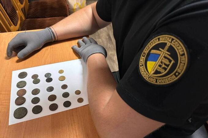 Замість сувеніра — протокол: вінницькі митники зупинили контрабанду старовинних монет