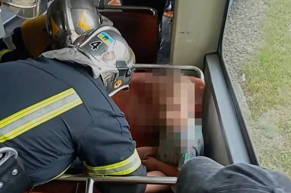 У Вінниці бійці ДСНС допомогли малюкові, який засунув ніжку між сидіннями в трамваї