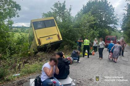 Поблизу Кузьминців автобус з пасажирами злетів у кювет: є постраждалі