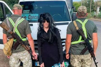 На Одещині чоловік у жіночій сукні та перуці намагався перетнути кордон На Одещині чоловік у жіночій сукні та перуці намагався перетнути кордон