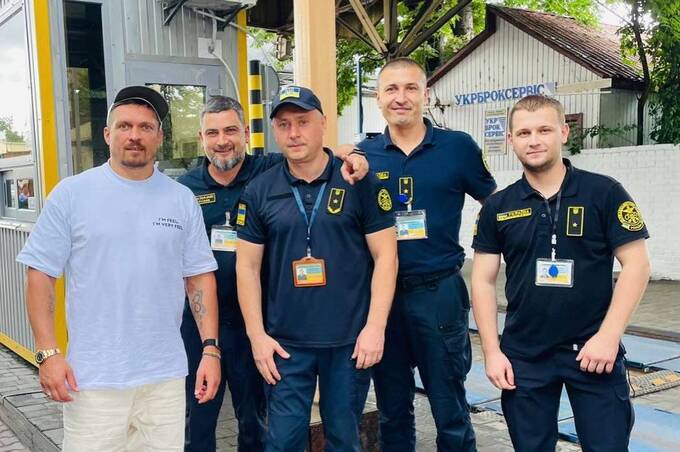 Після тріумфу в Лондоні Усик повертався додому через Вінниччину