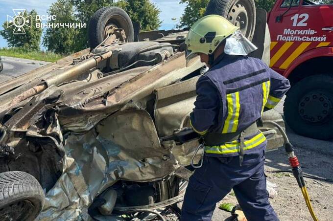 Смертельна автотроща на Вінниччині: рятувальники деблокували тіло загиблої жінки з понівеченого авто
