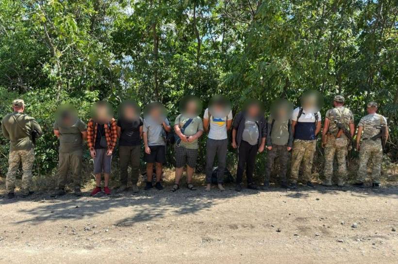 Дев’ятеро чоловіків три доби йшли пішки під сонцем, щоб втекти з України