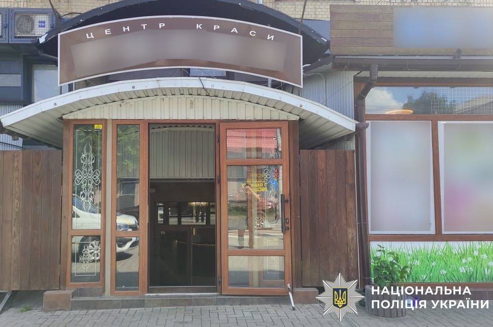 У Тульчині чоловік порізав відвідувача перукарні після відмови зробити стрижку за 50 грн