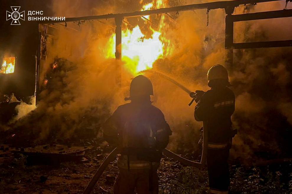 Горіла суха трава, господарчі будівлі та вантажівка з вугіллям: скільки пожеж виникло за добу