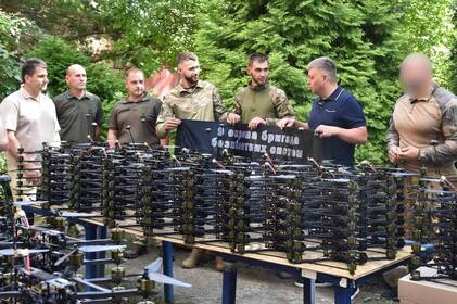 Міжрегіональний координаційний гуманітарний штаб передав військовим ще 350 FPV-дронів 