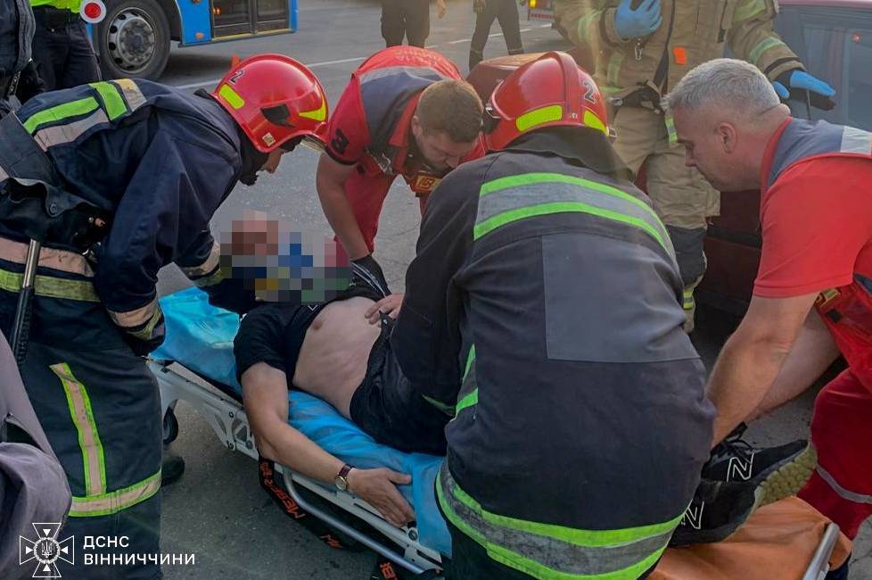 У Вінниці рятувальники деблокували постраждалого з авто після зіткнення двох легковиків