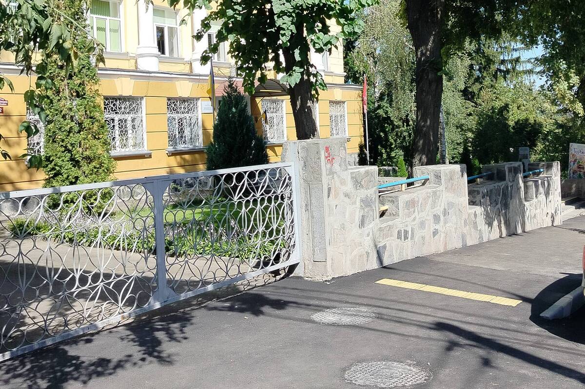 У Вінниці оновили територію біля третього ліцею (фото)