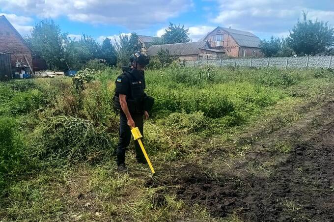 Вибуховий «урожай»: у Хмільницькому районі на городі виявили гранату часів Другої світової