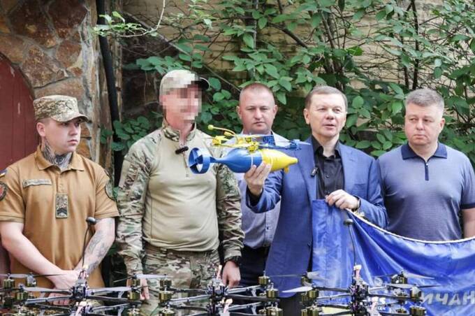 Міжрегіональний координаційний гуманітарний штаб передав військовим 300 FPV-дронів та наземний роботизований комплекс