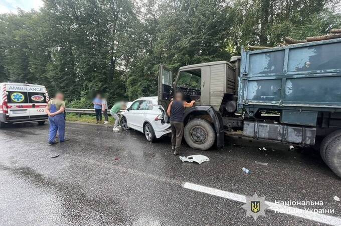 У смертельній аварії поблизу Писарівки загинув водій Mercedes, ще одна людина у лікарні