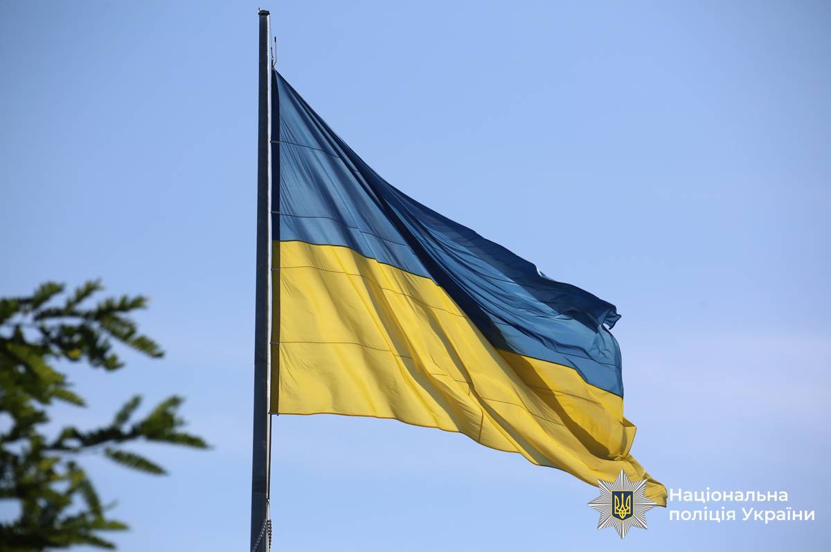 У Вінниці до Дня Державного Прапора України підняли найбільший стяг області (фото)

