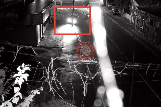 П’яний водій у Вінниці влетів у електроопору посеред ночі (відео)
