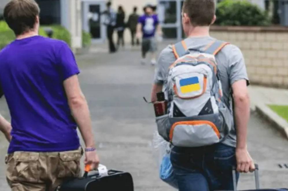 Чоловікам до 22 років дозволили виїзд за кордон: що зміниться
