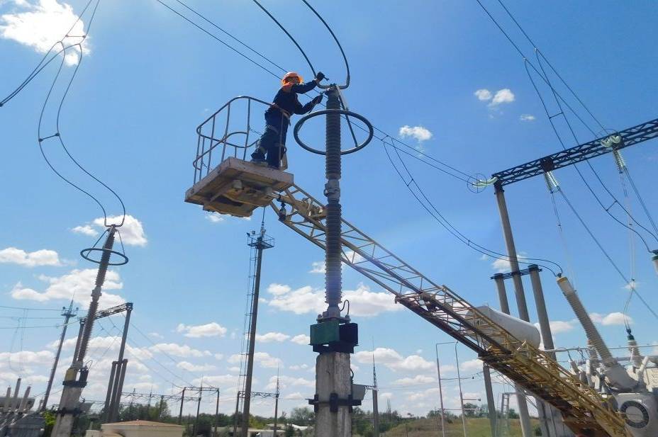 Після нічної атаки на Вінниччину енергетики відновлюють електропостачання в області