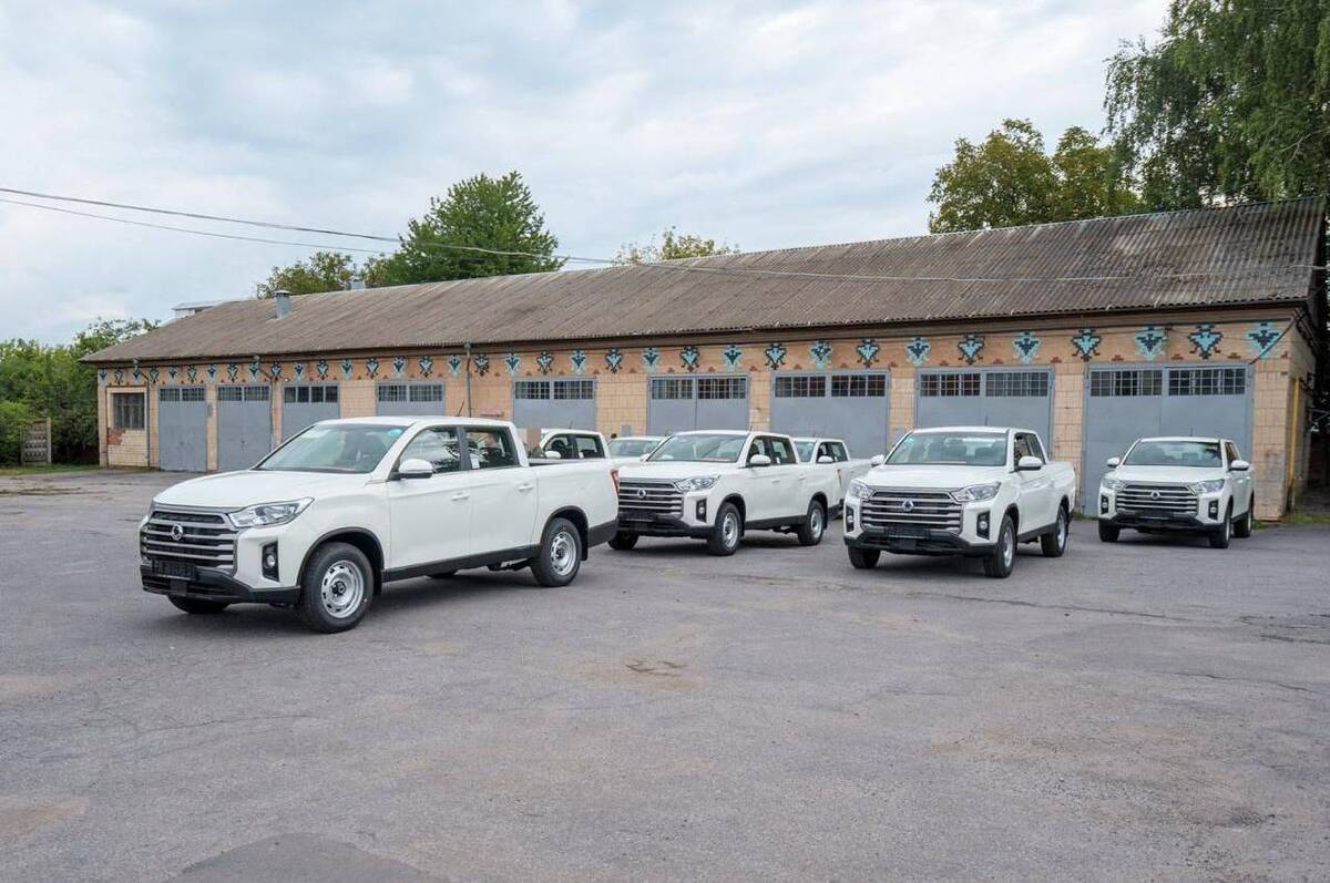 Міжрегіональний координаційний гуманітарний штаб передав вісім позашляховиків двом прикордонним загонам