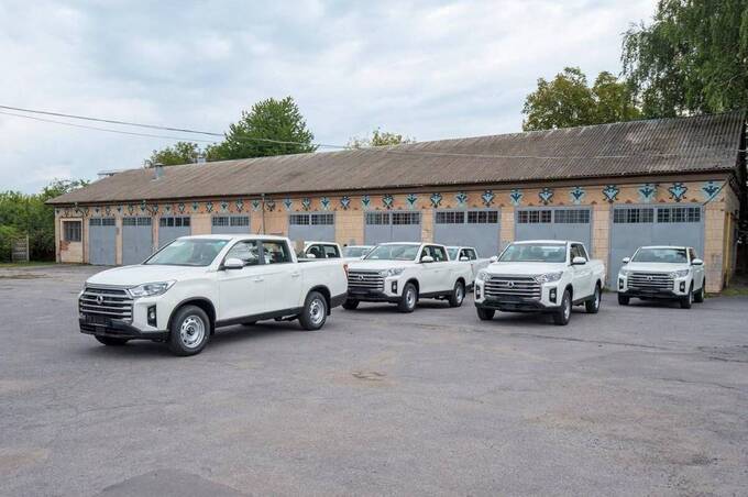 Міжрегіональний координаційний гуманітарний штаб передав вісім позашляховиків двом прикордонним загонам