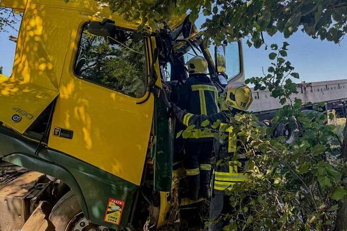 Біля Калинівки рятувальники деблокували водія з понівеченої вантажівки