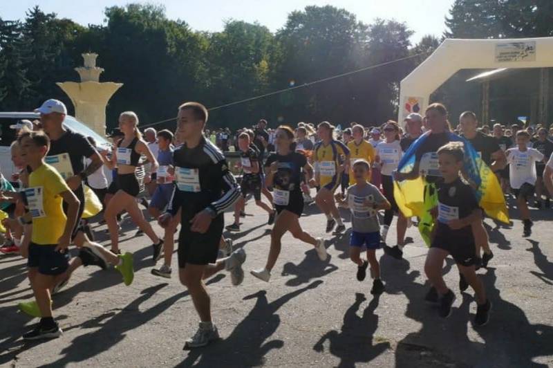 У Вінниці понад тисячу людей долучилися до забігу «Шаную воїнів, біжу за героїв України» (ФОТО)