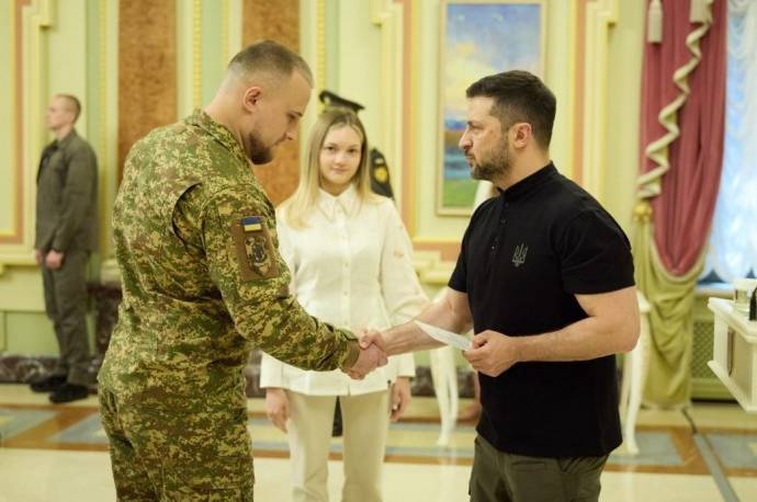 Зеленський вручив сертифікат на квартиру Герою України Володимиру Жданову з Ольгополя