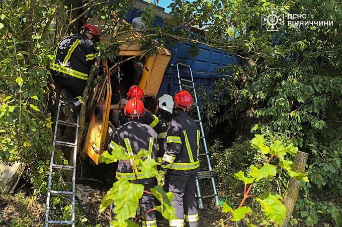 Вантажівка з’їхала у кювет і в’їхала в дерево: рятувальники врятували водія на Вінниччині