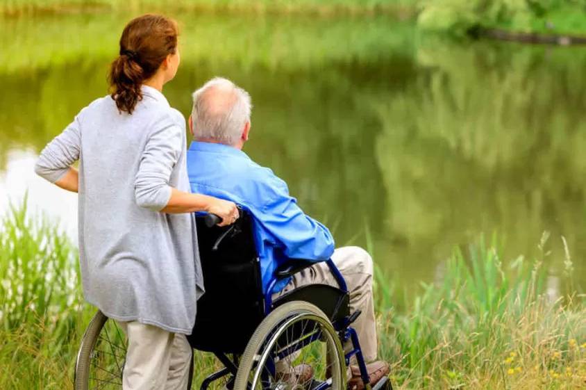 Догляд за літніми людьми восени: тепло і турбота в прохолодну пору Догляд за літніми людьми восени: тепло і турбота в прохолодну пору